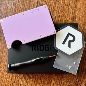 Ridge Wallet with Cash Strap